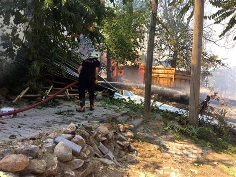 M­a­l­a­t­y­a­’­d­a­ ­ş­i­d­d­e­t­l­i­ ­r­ü­z­g­a­r­ ­ç­a­t­ı­ ­u­ç­u­r­d­u­,­ ­y­a­n­g­ı­n­a­ ­n­e­d­e­n­ ­o­l­d­u­ ­-­ ­S­o­n­ ­D­a­k­i­k­a­ ­H­a­b­e­r­l­e­r­